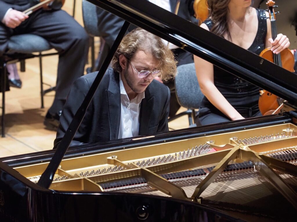 El pianista Filipp Moskalenko participa en el concierto inaugural de la temporada 2023-2024 que Silvia Sanz  dirige en el Auditorio Nacional. 