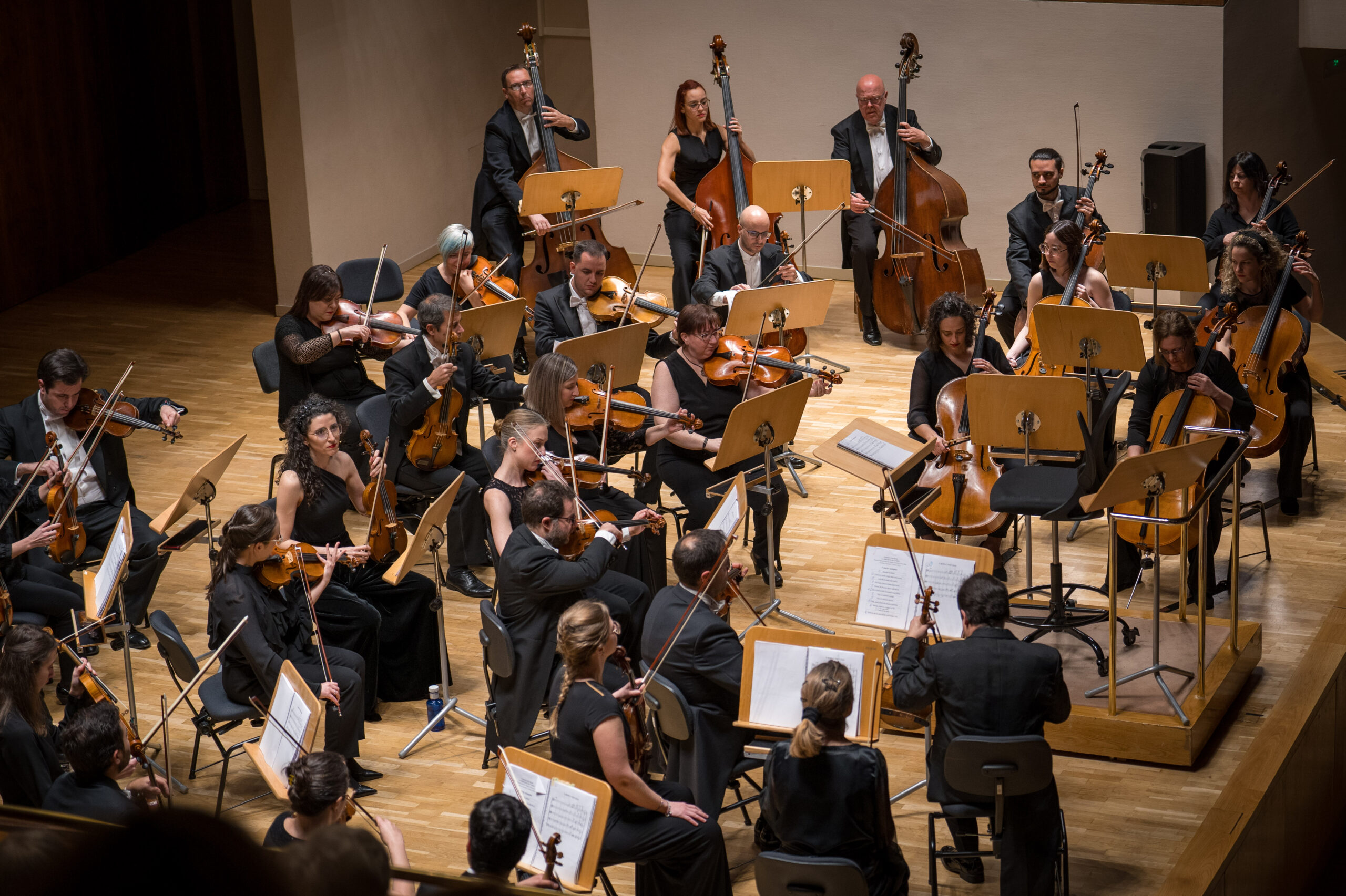 Orquesta Metropolitana de Madrid y el Coro Talía junto a la directora Silvia Sanz