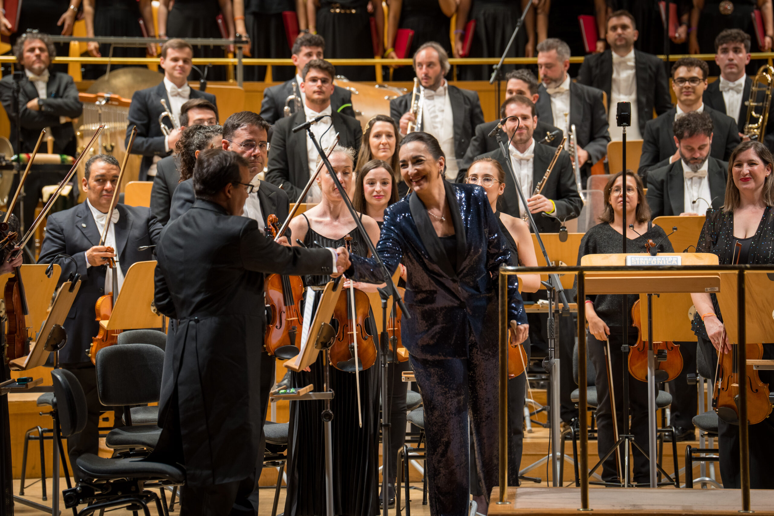 Orquesta Metropolitana de Madrid y el Coro Talía junto a la directora Silvia Sanz