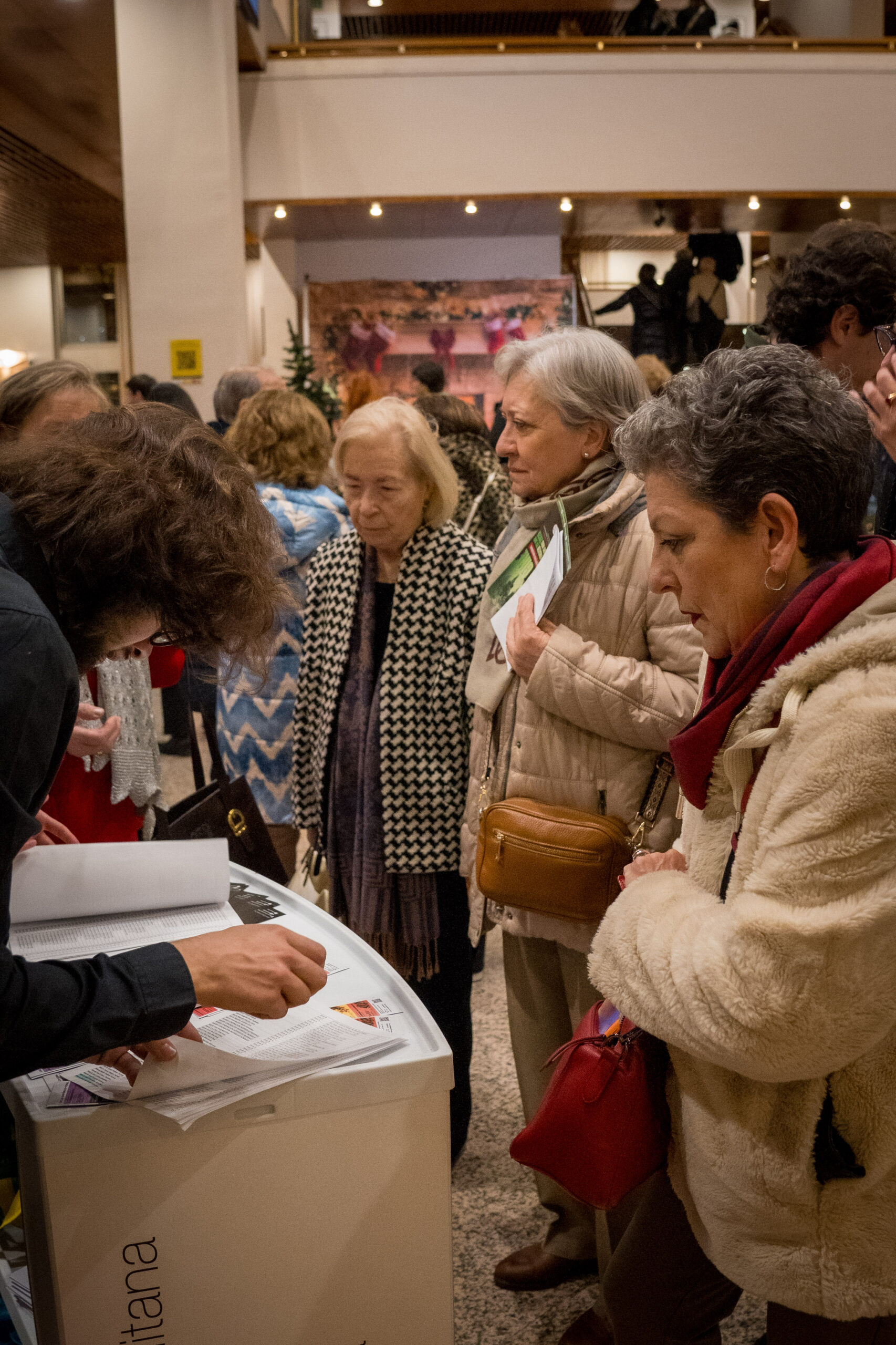 Gente escribiendo su deseo de Navidad Madrid Grupo Talía