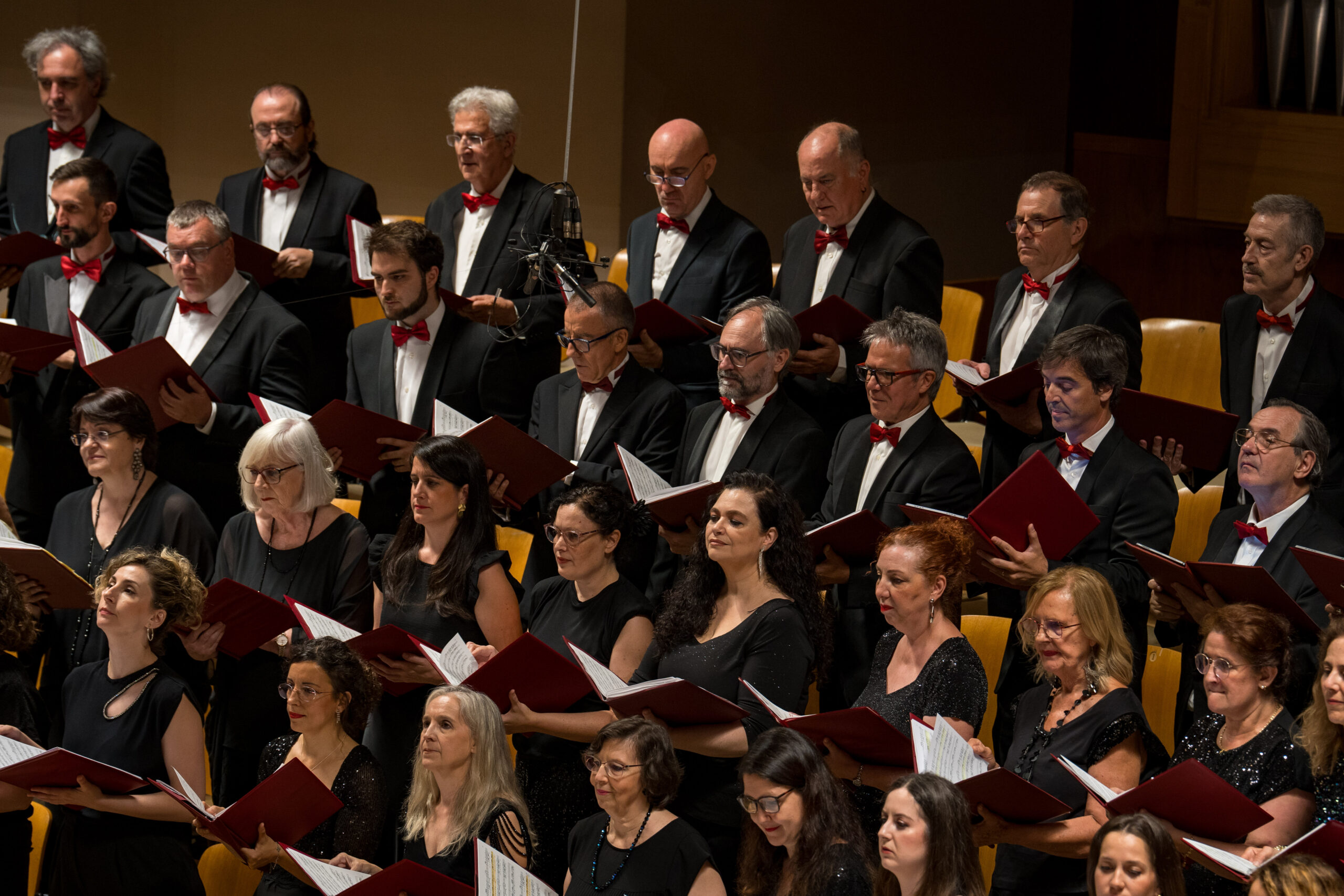 Orquesta Metropolitana de Madrid y el Coro Talía junto a la directora Silvia Sanz